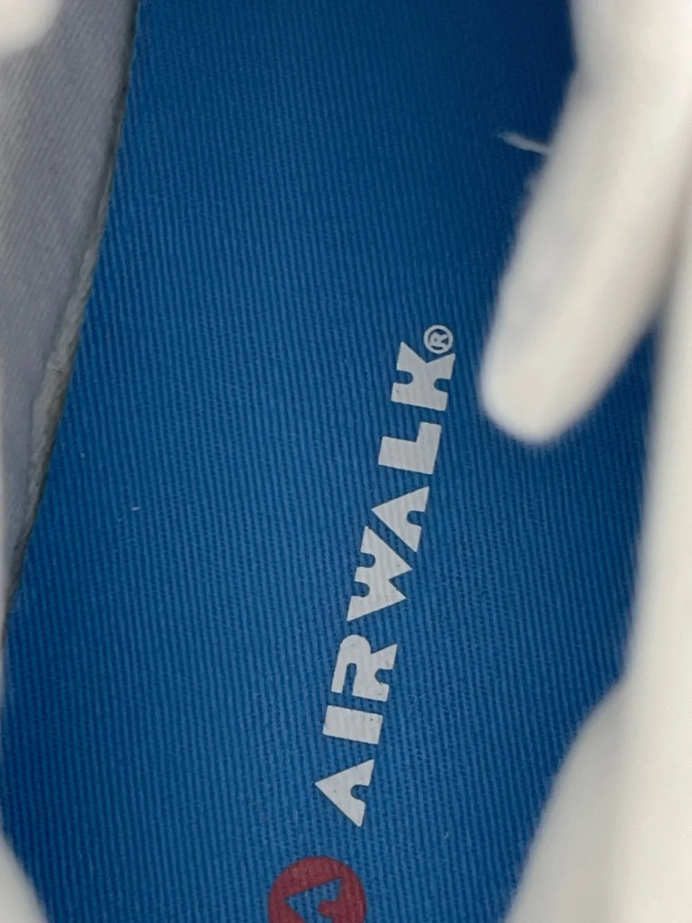 Airwalk AURORA WOMENS SIZE 9M White High-Top Sneakers with Blue Stripe